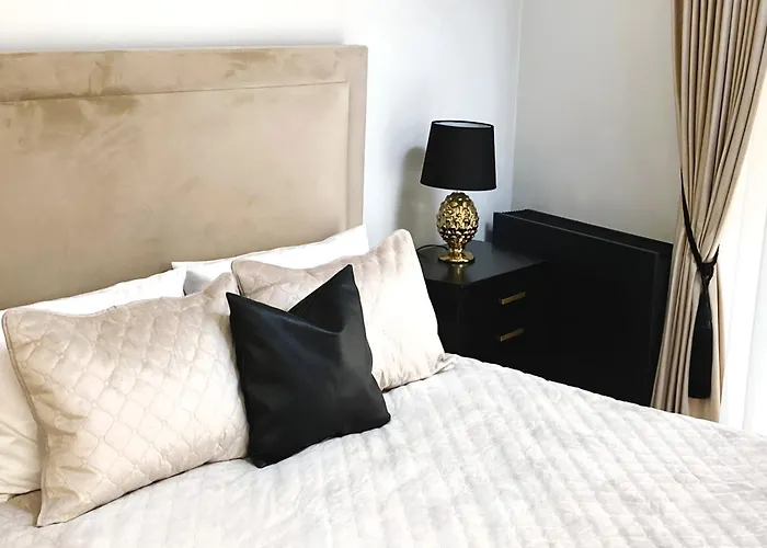 Elumen Studio Apartment I Near Cathedral & Bernardine Park