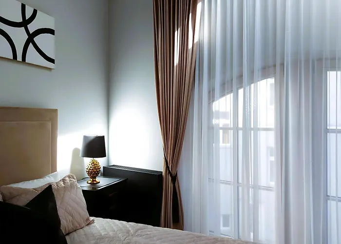 Elumen Studio Apartment I Near Cathedral & Bernardine Park
