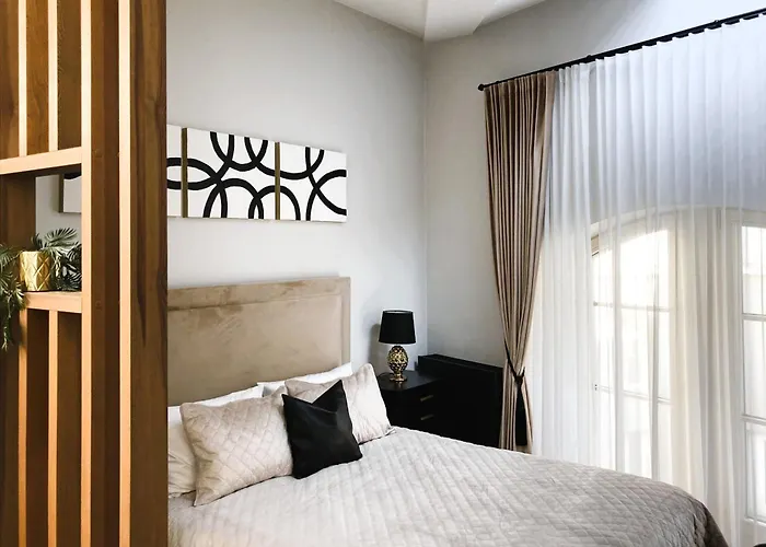 Elumen Studio Apartment I Near Cathedral & Bernardine Park